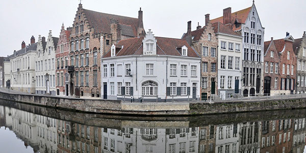 Beeld van panden grenzend aan water