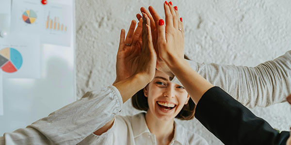 Beeld van diverse handen en een high five