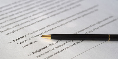 Beeld van een document met een pen erop