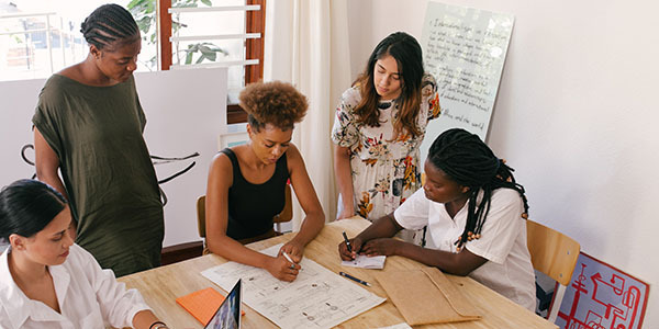 Beeld van mensen die kennis delen en samenwerken