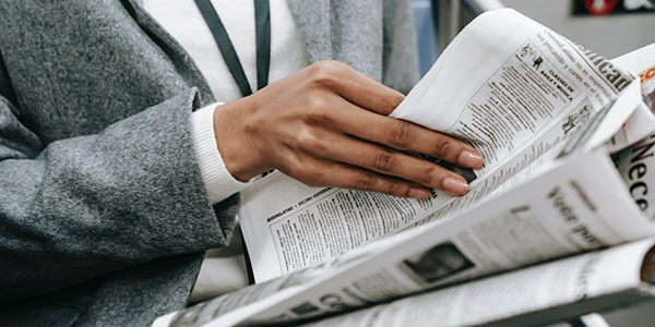 nieuws-600x300 Krant in handen van persoon