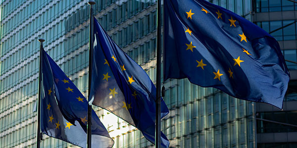 Kantoorpand met 4 ervoor wapperende EU-vlaggen