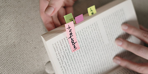 Beeld van een boek met daarin een sticker met de tekst: 'important'