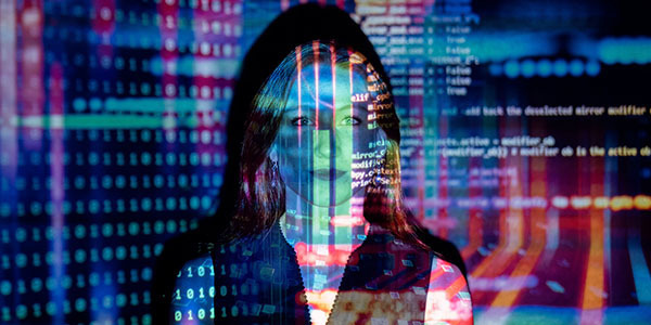 Beeld van computercode geprojecteerd op vrouw
