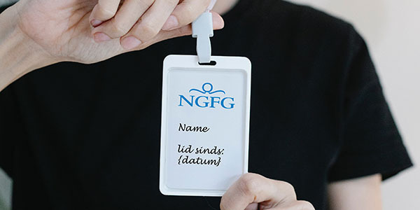 vrouw-met-tag-ngfg-600x300 Vrouw met tag van NGFG in haar hand